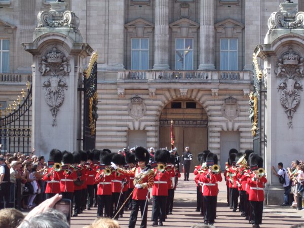 ロンドン　バッキンガム宮殿の衛兵交替